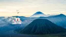 Pemandangan indah Gunung Bromo dengan bendera Merah Putih raksasa. (Red Bull Content Pool)