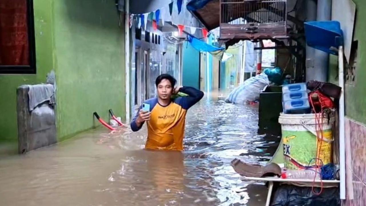 Banjir Kebon Pala Jakarta Timur Capai 1,5 Meter, Warga Bertahan di Rumah