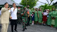 Presiden Joko Widodo atau Jokowi dan Menteri Pertahanan (Menhan) Prabowo Subianto, tampak mempertontonkan keakraban saat berkunjung ke Komando Distrik Militer (Kodim) 1503/Tual, Kabupaten Maluku Tenggara, Provinsi Maluku. (Foto: Biro Pers, Media, dan Informasi Sekretariat Presiden)