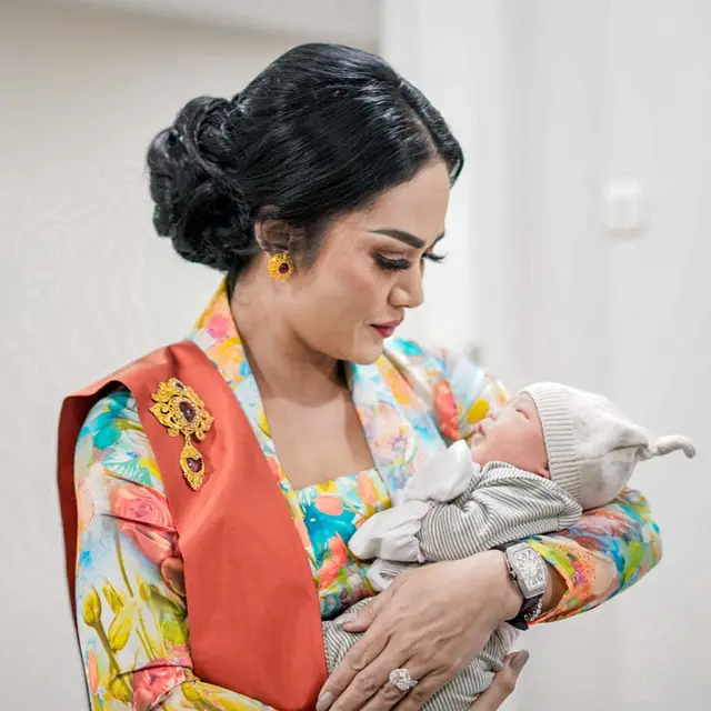 Penuh Kebahagiaan, Ini 6 Potret Kris Dayanti Bareng Kedua Cucunya