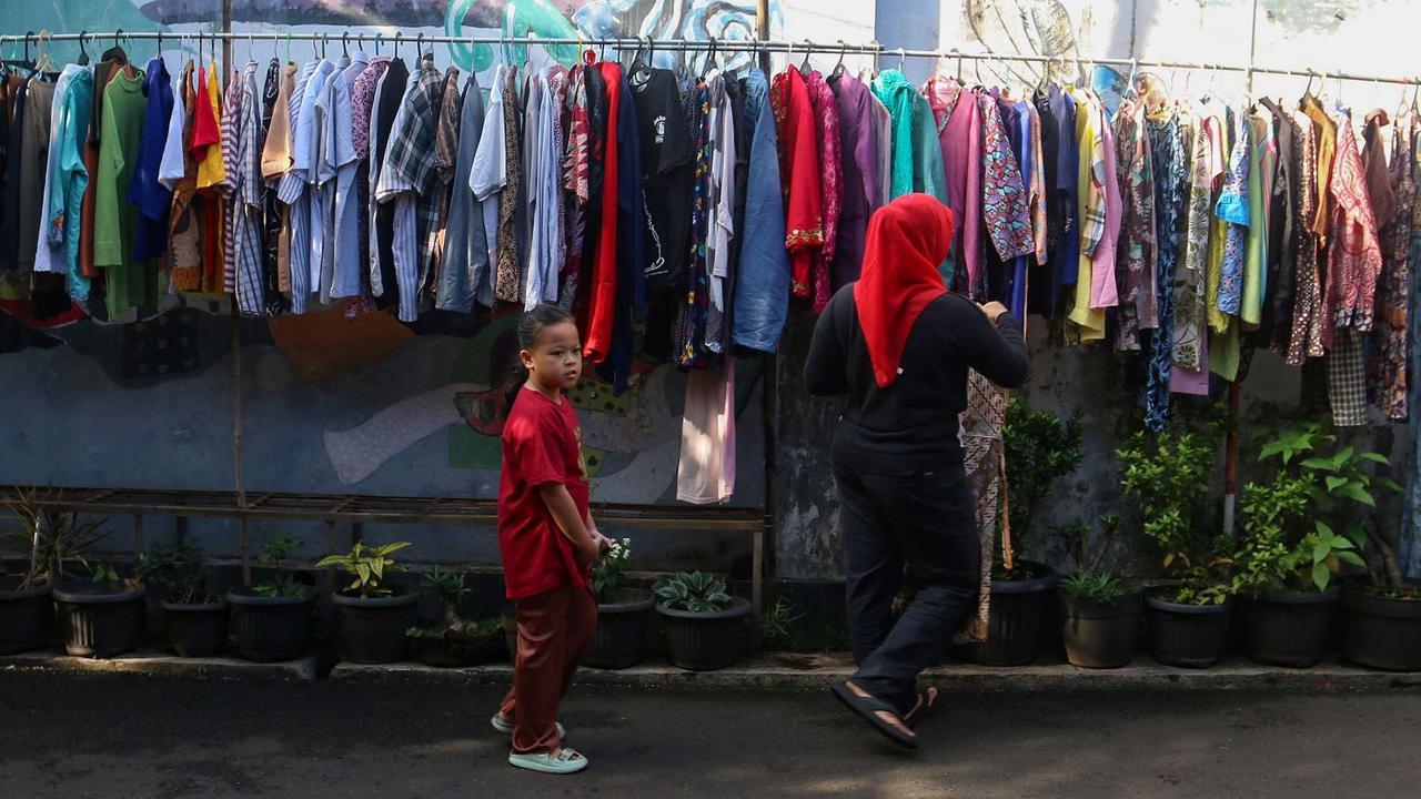 FOTO: Semangat Berbagi di Bulan Suci, Warga Jati Padang Gelar Bazar Ramadan Gratis