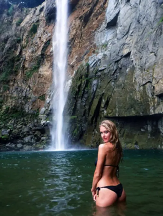 Model asal Polandia, Ela Kawalec tampil seksi saat berada di dekat air terjun di Costa Rica. Ela dan Leonardo DiCaprio terlihat nongkrong bersama pada hari Kamis di New York City. (Instagram.com/ela.kawalec)