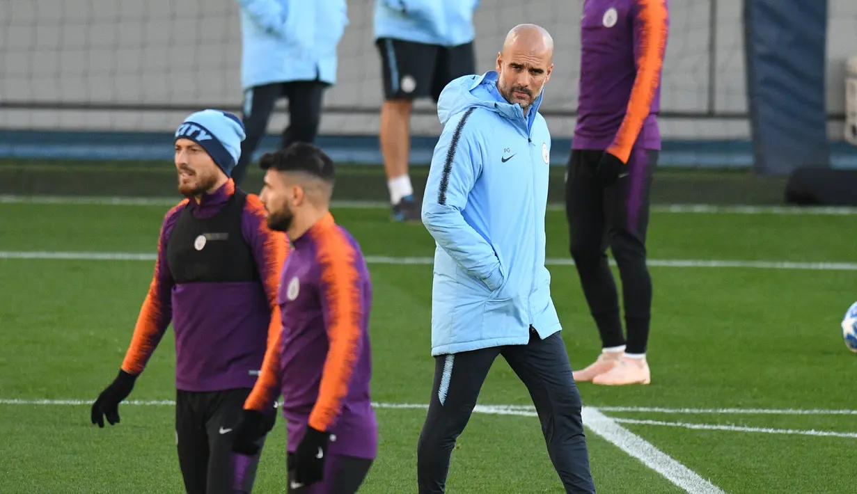 Pelatih Manchester City, Pep Guardiola melihat pemainnya berlatih jelang menghadapi wakil Ukraina, Shakhtar Donetsk pada grup F Liga Champions di City Football Academy di Manchester, Inggris (6/11). (AFP Photo/Oli Scarff)