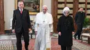 Presiden Turki Erdogan berjalan bersama Paus Fransiskus saat kunjungannya ke Vatikan (5/2). Baik Erdogan maupun Paus Fransiskus menyatakan menentang keputusan Donald Trump untuk mengakui Yerusalem sebagai Ibu Kota Israel. (Alessandro Di Meo / Pool via AP)