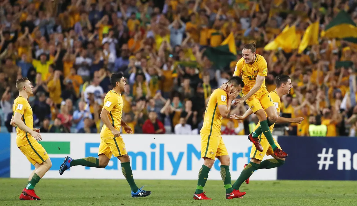 Para pemain Australia merayakan kemenangan atas Honduras pada laga leg kedua babak play-off Piala Dunia 2018 di Stadion ANZ, Sydney, Rabu (15/11/2017). Australia menang 3-1 atas Honduras. (AP/Daniel Munoz)