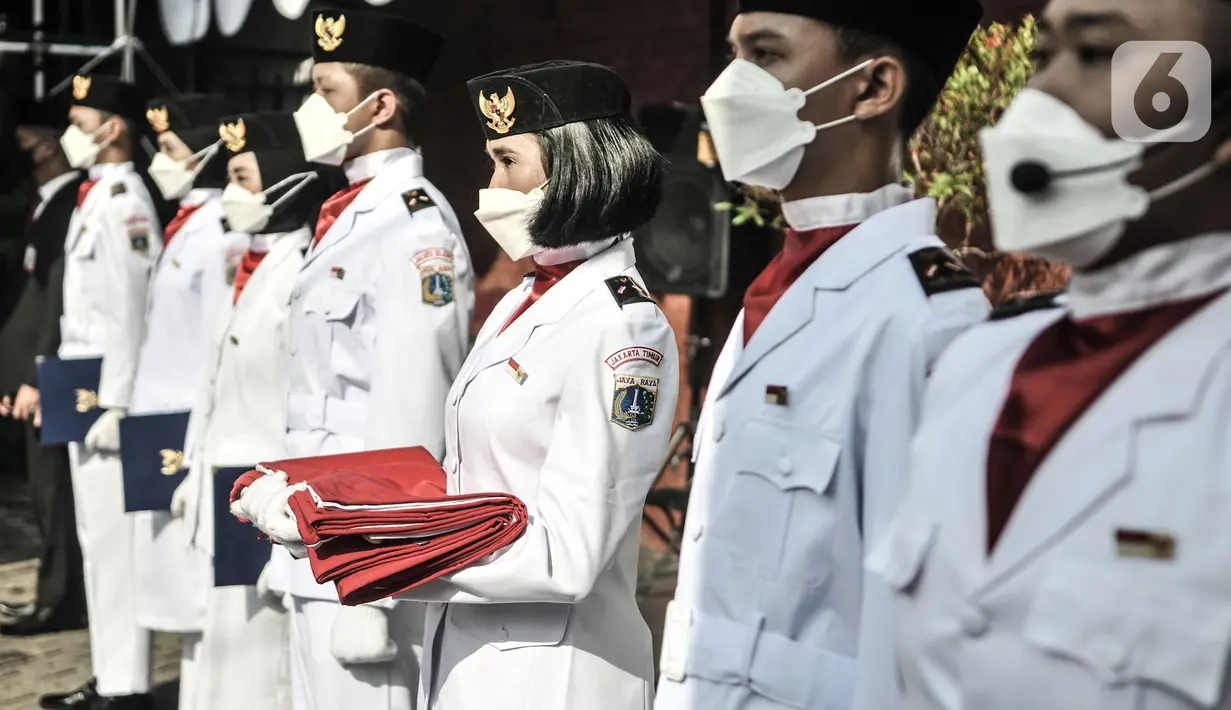 Tim Paskibra bertugas dalam upacara peringatan Sumpah Pemuda di Museum Sumpah Pemuda, Jakarta, Rabu (28/10/2020). Upacara peringatan 92 tahun Sumpah Pemuda yang mengangkat tema Sumpah Pemuda Bersatu dan Bangkit tersebut diadakan secara terbatas. (merdeka.com/Iqbal S Nugroho)