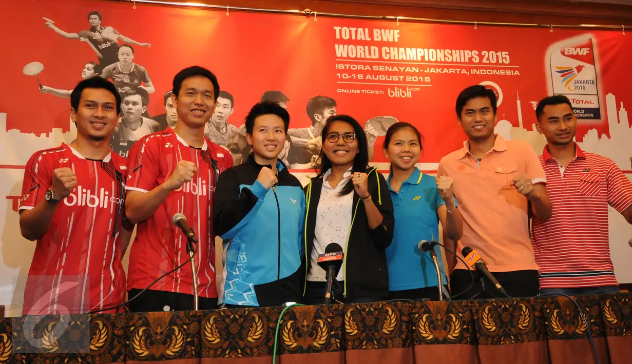 Pasangan ganda putra Indonesia M. Ahsan dan Hendra Setiawan bersama Liliyana Natsir, Nitya K Maheswari, Greysia Polii, Totontowi Ahmad dan Tommy Sugiarto (kiri ke kanan) saat jumpa pers di Jakarta, Minggu (9/8/2015). (Liputan6.com/Helmi Fithriansyah)