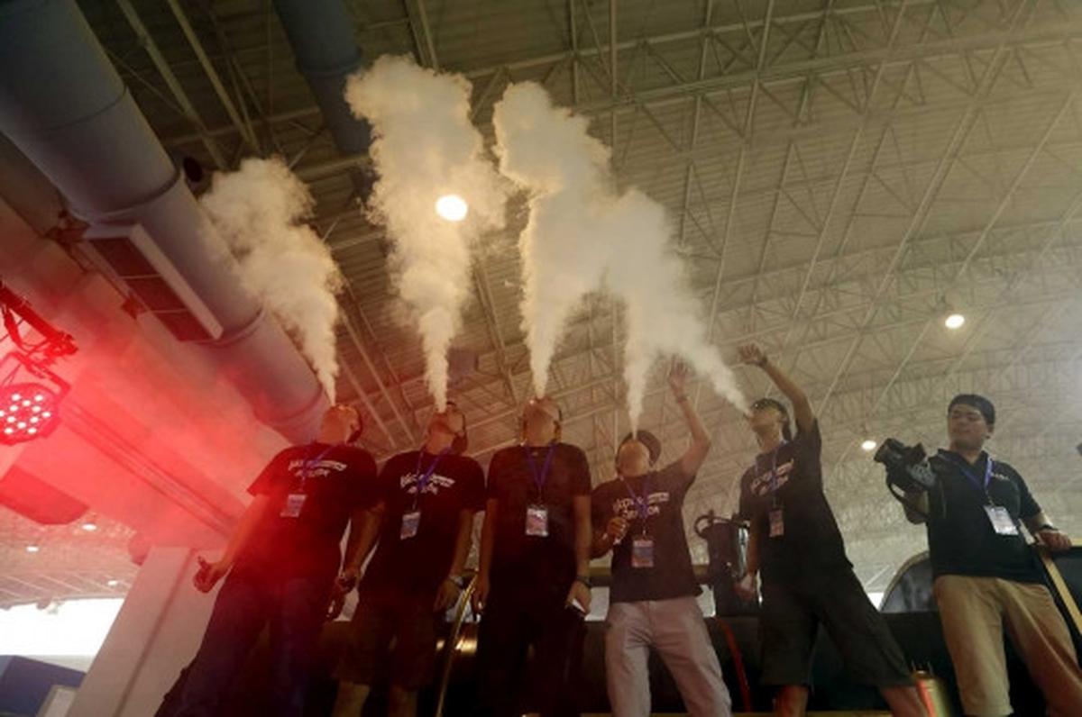 Antusiasme pengunjung & sales isap e-rokok di Vape China Expo