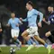 Gelandang Manchester City, Jack Grealish, coba melepaskan diri dari kawalan kapten Inter Milan,&nbsp;Marcelo Brozovic, pada laga final Liga Champions di&nbsp;Ataturk Olympic Stadium, Istanbul, Minggu (11/6/2023) dini hari WIB. (AP Photo/Emrah Gurel)