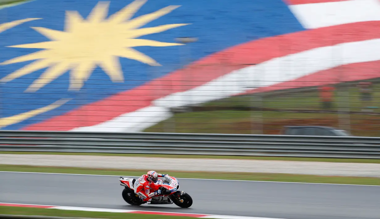 Pembalap Ducati Team, Andrea Dovizioso memacu motornya selama balapan MotoGP Malaysia di sirkuit Sepang, Minggu (29/10). Andrea Dovizioso memenangi balapan MotoGP Malaysia mengalahkan pembalap Repsol Horda Marc Marquez. (AP/Vincent Thian)