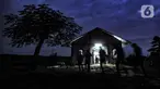 Jemaat HKBP Filadelfia menuju Gedung Serbaguna Mandiri Sejahtra CBL untuk ibadah malam Natal, Desa Sumber Jaya, Tambun, Bekasi, Jawa Barat, Kamis (24/12/2020). Dua puluh tahun sudah kisah HKBP Filadelfia merasakan intoleransi dalam melaksanakan ibadah. (merdeka.com/Iqbal S. Nugroho)