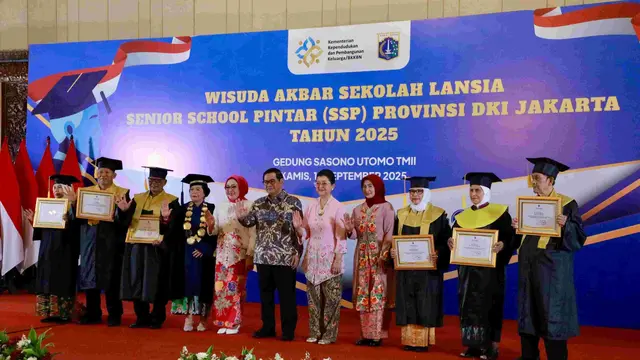 Kisah Wisudawan Sekolah Lansia