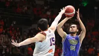 Kapten Prawira Bandung, Reza Fahdani Guntara, menembakkan bola di depan pemain Pelita Jaya, Vincent Rivaldi Kosasih, dalam game pertama final IBL 2023 di Hall Basket GBK Senayan, Jakarta, Kamis (20/7/2023). (Bola.com/Bagaskara Lazuardi)