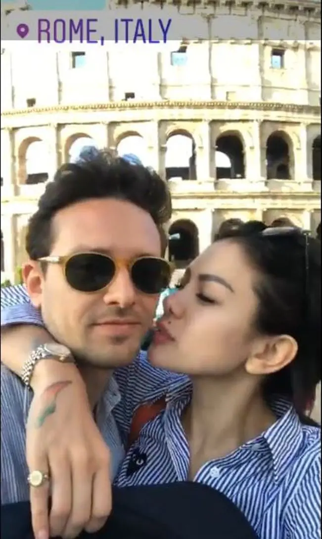 Nikita Mirzani bermesraan dengan kekasih baru (Foto: Instagram)
