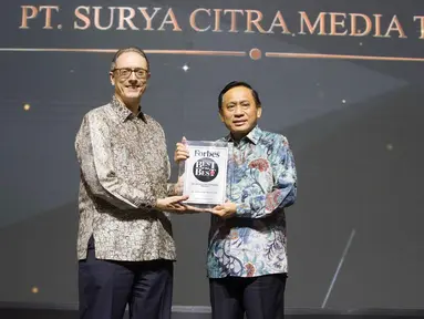 Direktur SCM, Imam Sudjarwo, menerima penghargaan dari Forbes Indonesia dalam acara bertajuk Best of the Best di Jakarta, Rabu (30/10/2019). SCM meraih penghargaan berkategori perusahaan dengan kapitalisasi pasar (market capitalization) di atas USD 1 miliar. (Liputan6.com/Faizal Fanani)