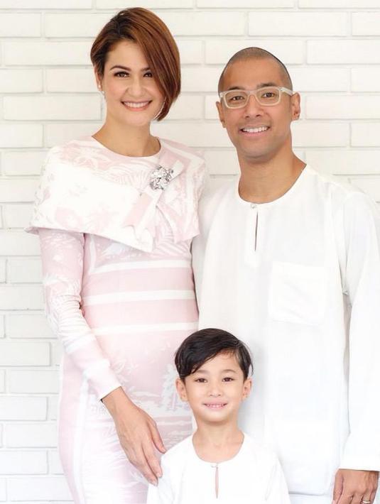 Pasangan yang sudah sepuluh tahun menikah ini jauh dari berita miring. Bahkan, mereka selalu menampilkan kemesraan serta keharmonisan rumah tangga mereka. (Liputan6.com/IG/@marcellsiahaans)