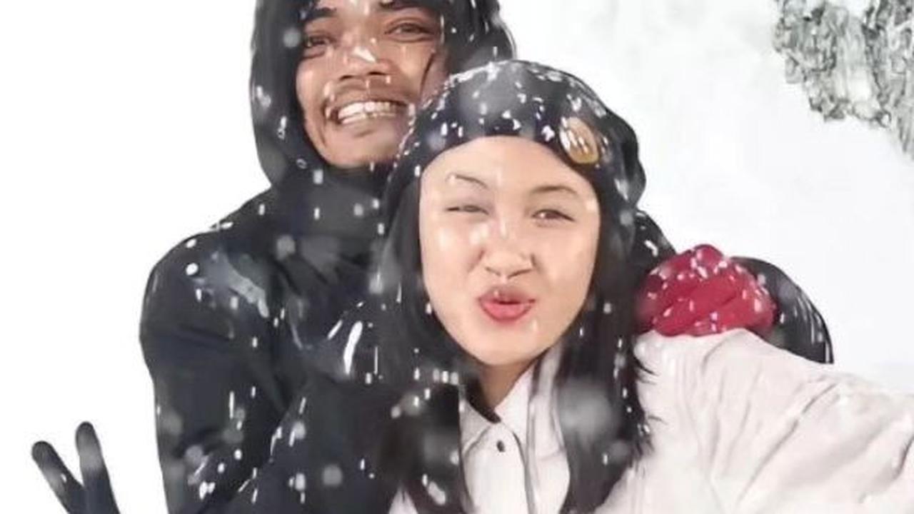 Kreatif, Dua Sejoli Ini Berpose Layaknya Menikmati Butiran Salju, Ternyata Faktanya Bikin Tepuk Jidat