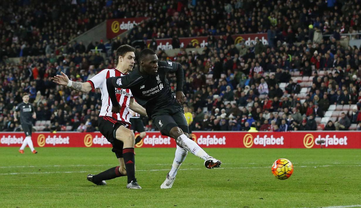  Christian Benteke saat mencetak gol ke gawang Sunderland pada Lanjutan Liga premier Inggris di Stadion Light, Inggris, Kamis (31/12/31) dini hari WIB. (Reuters/Andrew Yates)