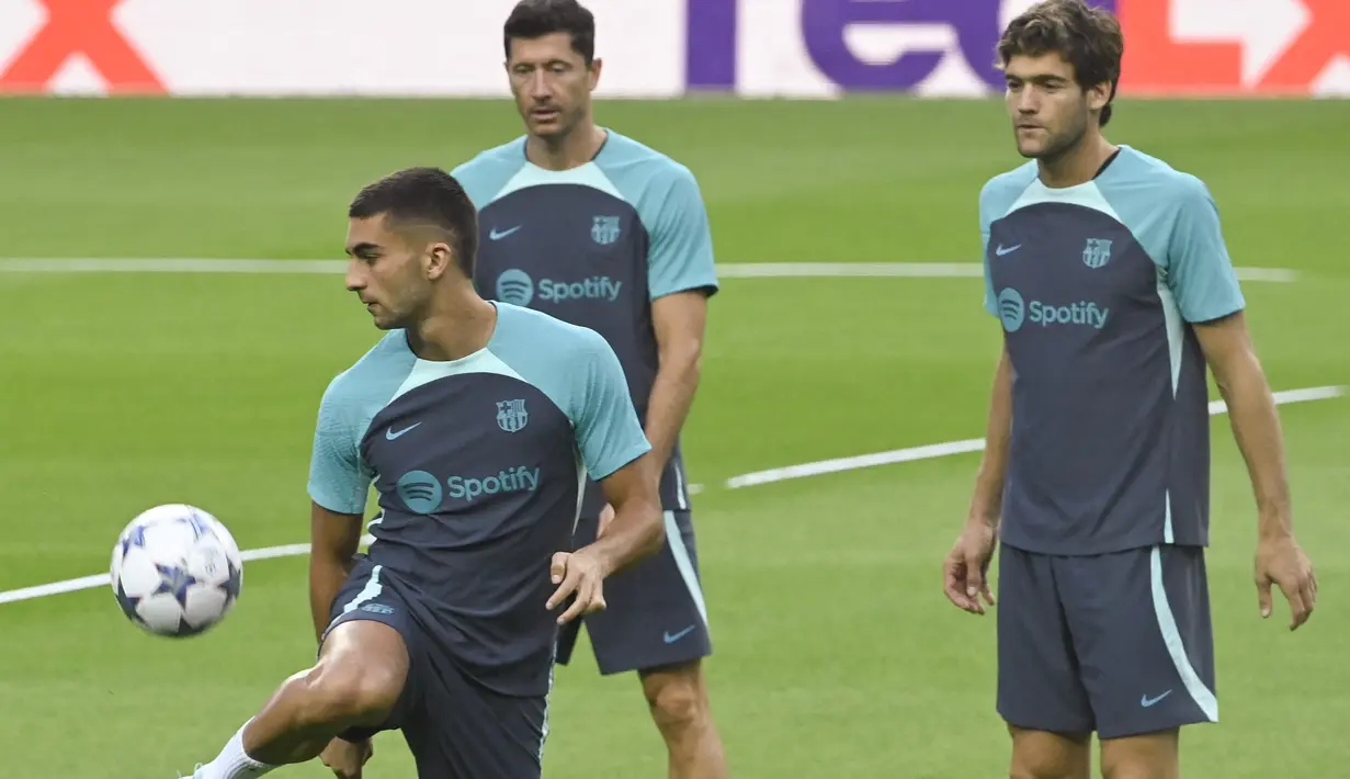 Porto terakhir kali menjuarai trofi Si Kuping Besar pada era Jose Mourinho musim 2023/2024. Sementara Barcelona pada musim 2014/2015. (MIGUEL RIOPA / AFP)