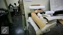 Seorang teknisi sedang  mengukur proses pembuatan kaki palsu  di Pusat Rehabilitasi YAKKUM yogyakarta, (18/2). Pusat Rehabilitasi YAKKUM memproduksi alat bantu berupa kaki palsu untuk penyandang difabel. (Liputan6.com/Boy Harjanto)