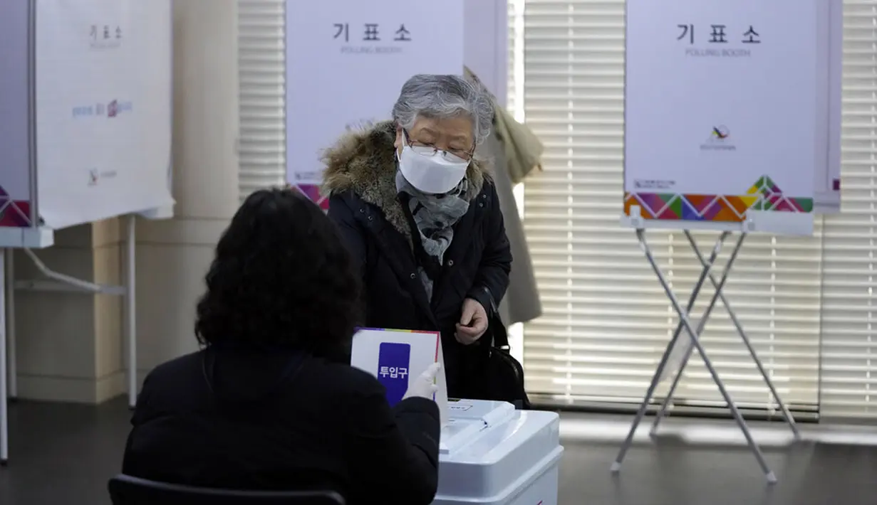 Seorang pemilih memberikan suara pada pemilihan presiden di TPS lokal di Seoul, Korea Selatan, Rabu (9/3/2022). Korea Selatan mulai pemilihan presiden dengan mempertarungkan Lee Jae-myung yang berhaluan liberal dan Yoon Suk-yeol dari kubu konservatif. (AP Photo/Lee Jin-man)