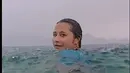Dalam video singkat yang dibagikan, tampak Prilly menikmati rintik hujan meski sedang berada di tengah laut. 
 [Instagram/prillylatuconsina96]