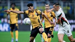 Bek Timnas Indonesia ini benar-benar menjadi momok bagi para penyerang Nerazzurri. Bang Jay sukses membatasi pergerakan bomber Inter Milan sehingga mereka kesulitan mencetak gol. (AFP/Gabriel Bouys)