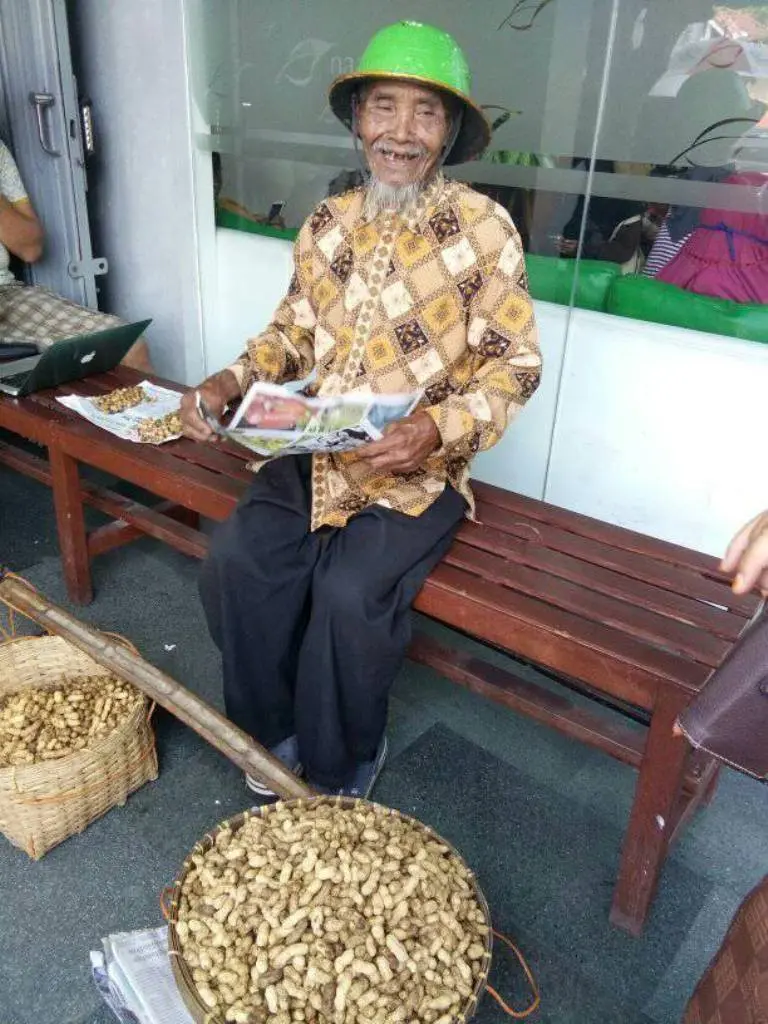 Seorang kakek asa Boyolali berjualan kacang untuk menyambung hidupnya. Agar dagangannya habis, dia pikul bakul miliknya sampai Semarang. | Sumber Foto: Facebook.com/Gatot JP