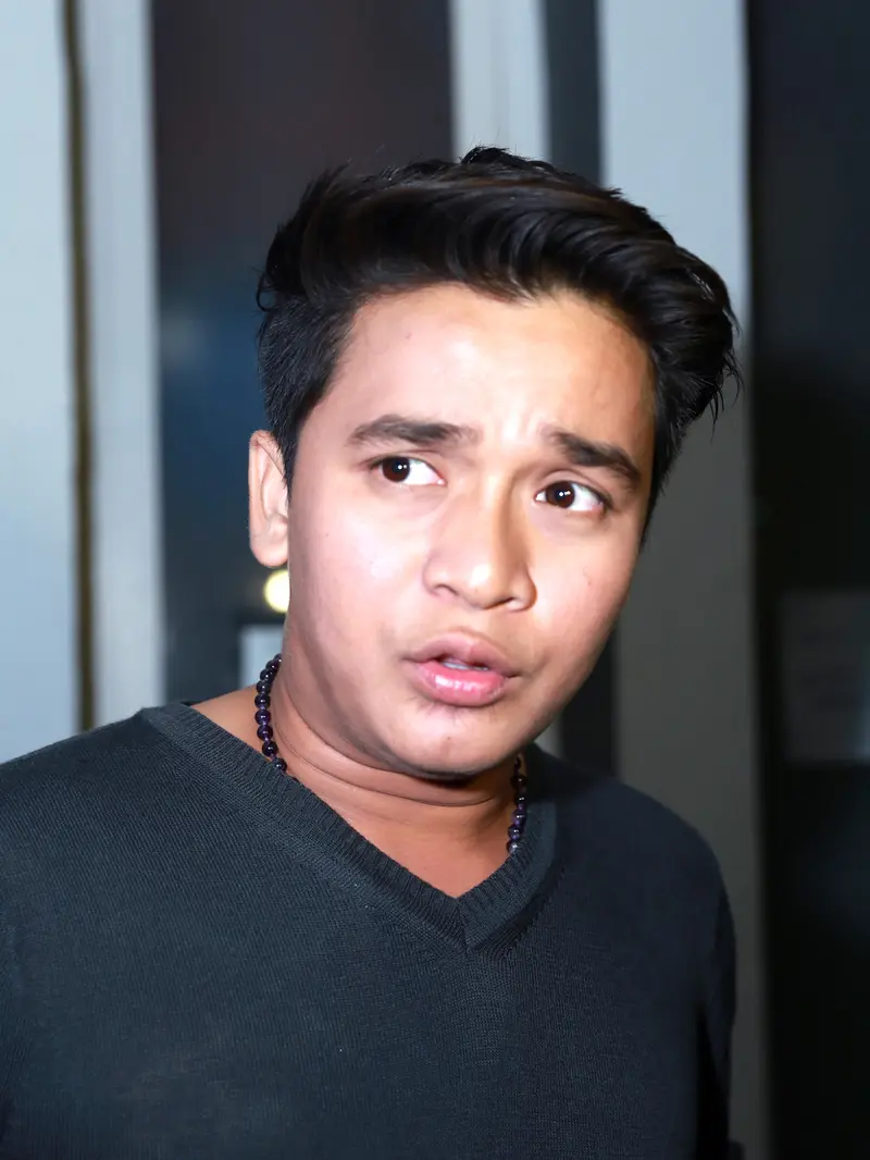 [Bintang] Billy Syahputra yang datang ke Gedung Bareskrim Polri untuk menjalani pemeriksaan terkait DNA Pro.