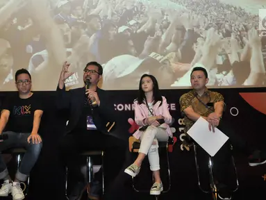 CEO Kapanlagi Youniverse (KLY) Steve Christian (kedua kiri) memberi keterangan saat menggelar konferensi pers di sela XYZ Day 2018 di The Hall, Senayan City, Jakarta, Rabu (25/4). (Merdeka.com/Iqbal S Nugroho)