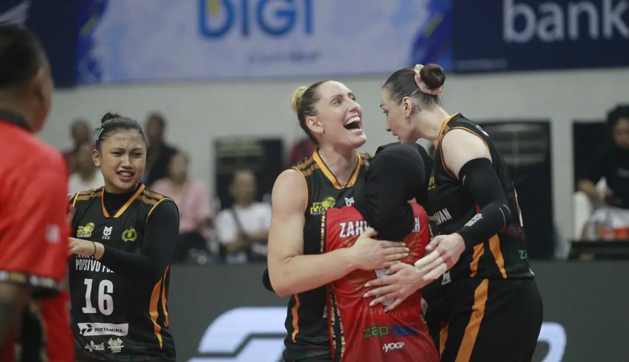 <p>Selebrasi para pemain Jakarta Popsivo Polwan, Madison Kingdon (tengah) dkk setelah mencetak angka saat menghadapi Bandung BJB Tandamata pada laga seri kedua putaran kedua PLN Mobile Proliga 2024 di GOR Si Jalak Harupat, Kabupaten Bandung, Jumat (7/6/2024). Jakarta Popsivo Polwan kalah 2-3 (26-28, 24-26, 25-18, 25-12 dan 13-15). (Dok. PBVSI)</p>