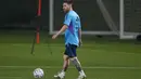 Lionel Messi berjalan di lapangan saat sesi latihan timnas Argentina di Doha, Qatar, Sabtu (19/11/2022). Pertandingan antara Timnas Argentina vs Arab Saudi akan berlangsung pada Selasa, 22 November 2022 pukul 17.00 WIB. (AP Photo/Jorge Saenz)