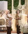 Sedangkan Sofiatun Gudono memilih kebaya kutubaru motif floral yang menjadi dresscode utama acara itu. [@erinagudono/@shaniagudono].