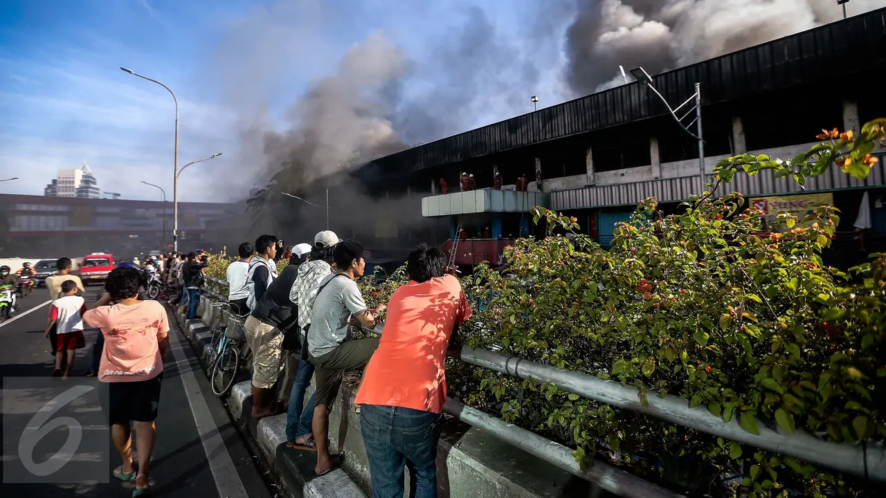20170119-Warga Menonton Kebakaran Pasar Senen-Jakarta