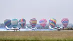 Para pecinta olahraga udara menyuguhkan pertunjukan aerobatik pada pembukaan Festival Kebudayaan dan Pariwisata Olahraga Udara ke-12 di Anyang, Provinsi Henan, China, 29 September 2020. Acara tersebut dibuka pada Selasa (29/9) dan akan berlangsung hingga 5 Oktober. (Xinhua/Feng Dapeng)