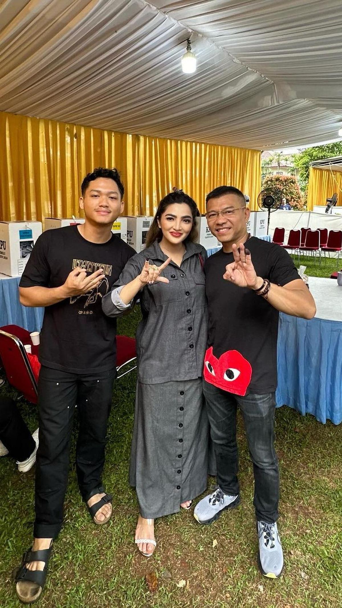 Anang Hermansyah dan Ashanty berpose dengan mengacungkan tiga jari usai nyoblos.