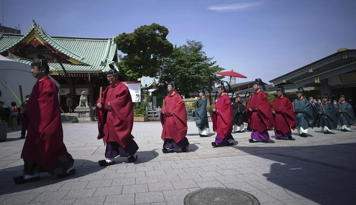 Pendeta Shinto mengadakan upacara upacara untuk festival dua tahunan yang disebut "Kanda Matsuri" di kuil Kanda di Tokyo (18/5/2022). Festival yang diadakan untuk kebahagiaan umat paroki kuil dan keselamatan Jepang ini pernah didukung oleh Keshogunan Tokugawa pada abad ke-17. (AP Photo/Eugene Hoshiko)
