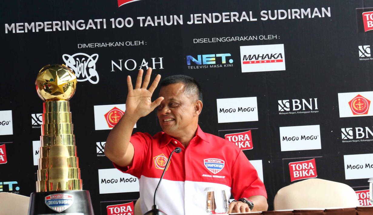 Panglima TNI, Gatot Nurmantyo saat menghadiri press conference Piala Jenderal Sudirman di Hotel Century, Senayan, Jakarta, Rabu (20/1/2016). (Bola.com/Nicklas Hanoatubun)