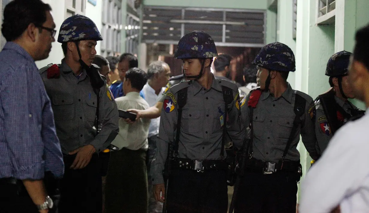 Petugas kepolisian melakukan penjagaan di kamar mayat rumah sakit di pinggiran kota Yangon, Myanmar, Minggu (29/1). Selain sebagai pengacara partai pimpinan Aung San Suu Kyi, Ko Ni dikenal sebagai pengacara terkemuka di Myanmar. (AP Photo/Thein Zaw)