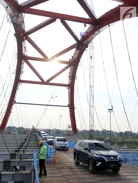 Kendaraan pemudik melintasi Jembatan Kali Kuto di ruas tol fungsional Batang-Semarang, Gringsing, Batang, Jateng, Rabu (13/6). Jembatan dioperasikan bertujuan untuk mengurai kemacetan di exit tol fungsional Gringsing, Kendal. (Liputan6.com/Arya Manggala)