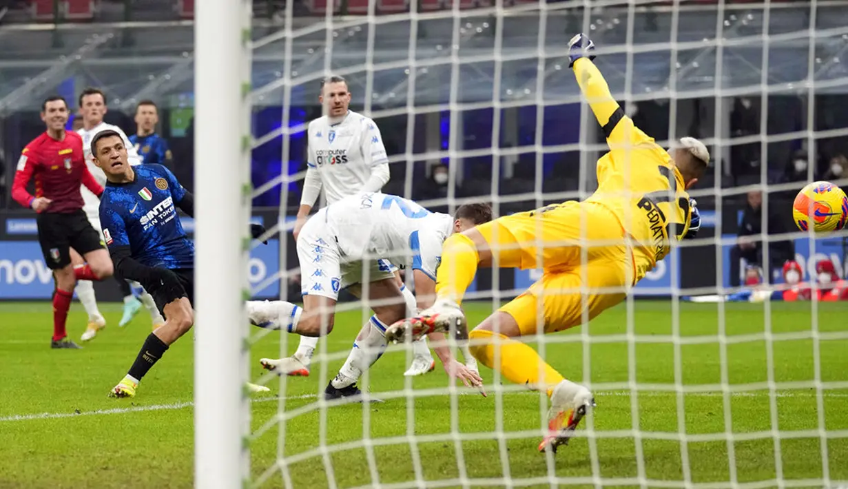 Penjaga gawang Empoli Jacopo Furlan menyelamatkan bola yang ditendang oleh pemain Inter Milan Alexis Sanchez pada pertandingan sepak bola Coppa Italia di Stadion San Siro, Milan, Italia, 19 Januari 2022. Inter Milan menang 3-2. (AP Photo/Antonio Calanni)