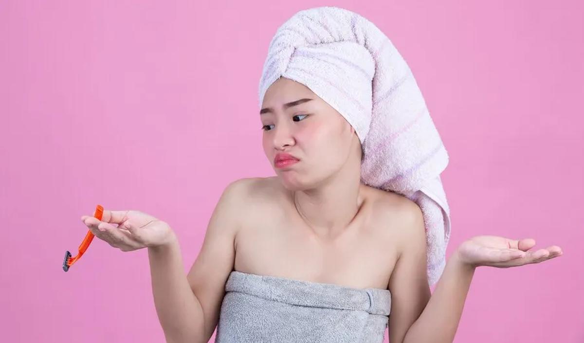 4. Kulit Kering<br>Mencukur bisa menghilangkan minyak alami kulit, menyebabkan kulit menjadi kering dan rentan terhadap iritasi.<br>