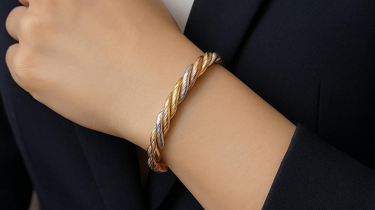 7 Model Gelang Emas Kadar 750 Twist Kombinasi Tiga Warna untuk Wanita Karier, Elegan di 2025