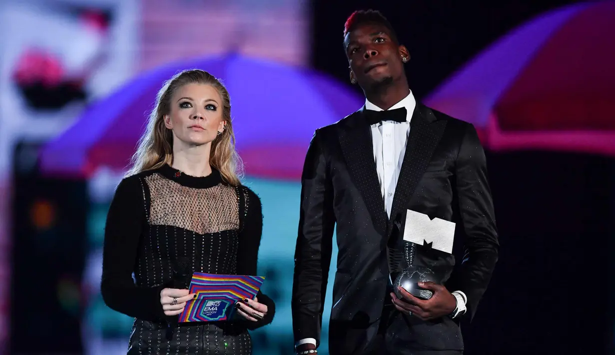 Gelandang MU, Paul Pogba (kanan) dan aktris Inggris Natalie Dormer bersiap memberi penghargaan selama  MTV Europe Music Awards (EMA) 2017 di Wembley Arena di London, Inggris (12/11). (AFP Photo/Ben Stansall)