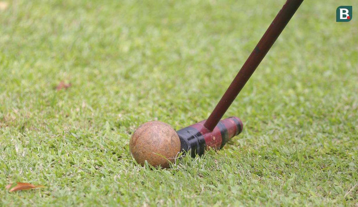 Alat pemukul pada olahraga woodball adalah mallet, sedangkan bolanya terbuat dari kayu. (Bola.com/M Iqbal Ichsan)