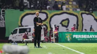 Pelatih Persebaya Surabaya,&nbsp;Eduardo Perez saat mendampingi timnya ketika melawan PSIM Yogyakarta&nbsp;pada BRI Super League 2025/2026 di Stadion Gelora Bung Tomo, Surabaya,&nbsp;Jumat (8/8/2025). (Bola.com/Abdul Aziz)&nbsp;