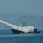 Angkatan Laut Taiwan meluncurkan rudal Standar buatan AS dari fregat selama Latihan Han Kuang tahunan, di laut dekat pelabuhan angkatan laut Suao di daerah Yilan, Taiwan, Selasa (26/7/2002). (AFP Photo/Sam Yeh)