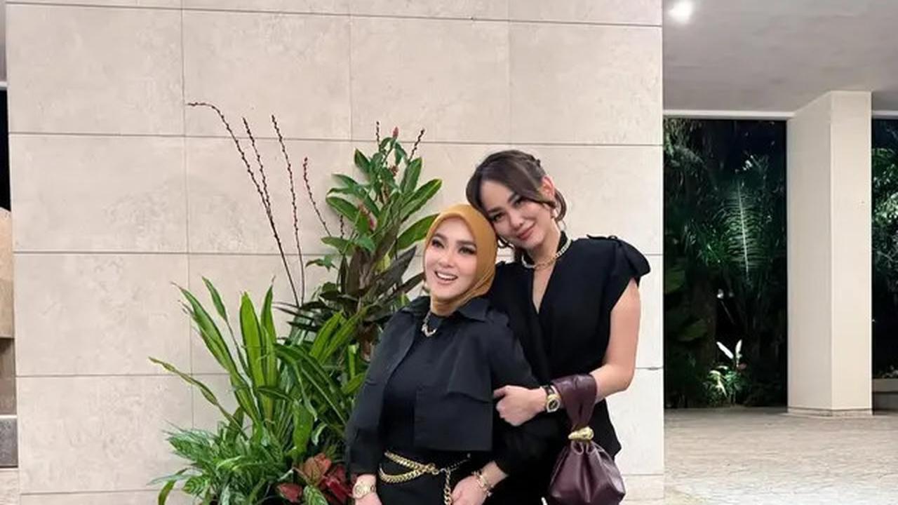 Gaya Syahrini Nonton Konser Cakra Khan di Singapura, Tampil Glamor dengan Sentuhan Emas