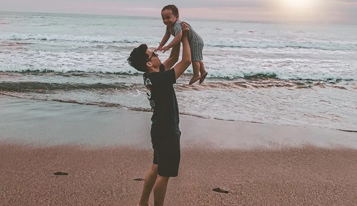 Tak ayal dengan kehidupan yang mapan tersebut, Niko hidup dengan gaya yang stylish. Anak semata wayang mereka, Xabiru Olshe Al-Hakim juga dimanjakan dengan berbagai koleksi perlengkapan bayi yang super mewah.(Liputan6.com/IG/okintph)