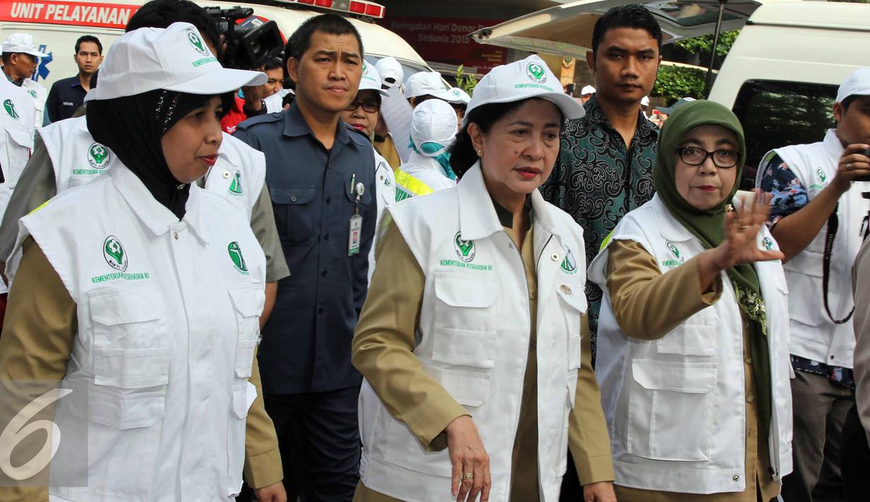 Menkes, Nila F Moeloek berjalan saat Apel Siaga Kesiapan Bidang Kesehatan Mudik Lebaran Tahun 2015/1436 H di Gedung Kemenkes, Jakarta, Selasa (30/6/2015).  Kemenkes juga menyediakan 21 ambulans dan delapan kendaraan khusus. (Liputan6.com/Helmi Afandi)